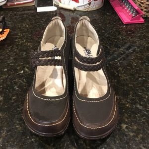 Like new Jambu Memory Foam Baby Dolls Size 8